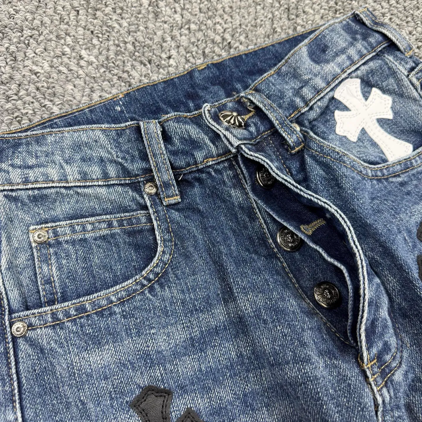 P240 model number: H862 chrome hearts & chrome hearts Micro-flared bamboo jeans Three-dimensional version Loose and comfortable, not picky about the body shape Makes you look taller and slimmer Factory quality control Original factory quality control Same style for men and women Can be matched with couples Versatile recommendation Must-have jeans for all seasons Fashionistas have been disappointed From the quality selection of fabrics, the tailoring of details, and the matching of patterns are impeccable! The upper body is so handsome when worn...it can be easily worn by men, women and children! The craftsmanship is made of heavy-duty washed pure cotton denim fabric. After washing, it is soft and thick and looks very stylish when worn. Size: 28, 30, 32, 34, 36 (S-XXL) Color: black